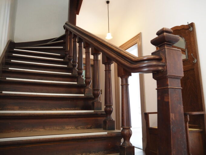 9月下旬涼やかな信州松本松本市旧司祭館あめ色に鈍く光る木の階段