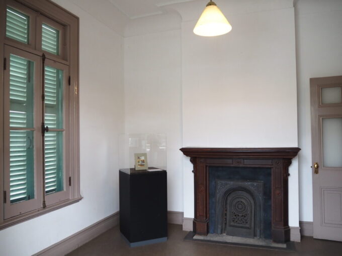 9月下旬涼やかな信州松本松本市旧司祭館各部屋に設けられた重厚な暖炉