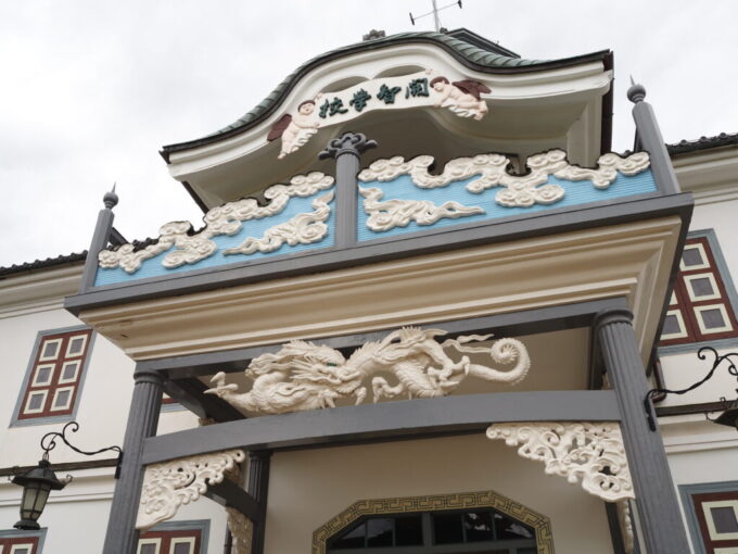 9月下旬涼やかな信州松本国宝旧開智学校天使と雲、龍の彫刻が目を引く玄関とバルコニー