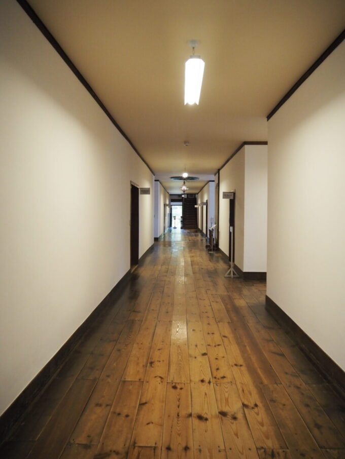 9月下旬涼やかな信州松本国宝旧開智学校鈍く輝く木の廊下が学校時代を思わせる