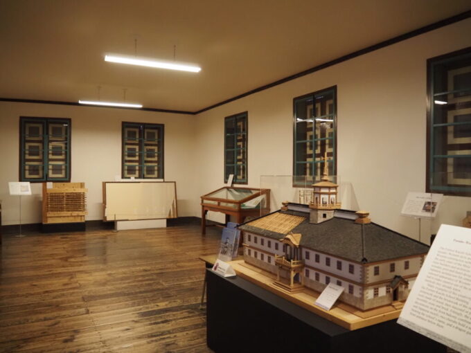 9月下旬涼やかな信州松本国宝旧開智学校日本建築の技を使い建てられていることがわかる特別展示室