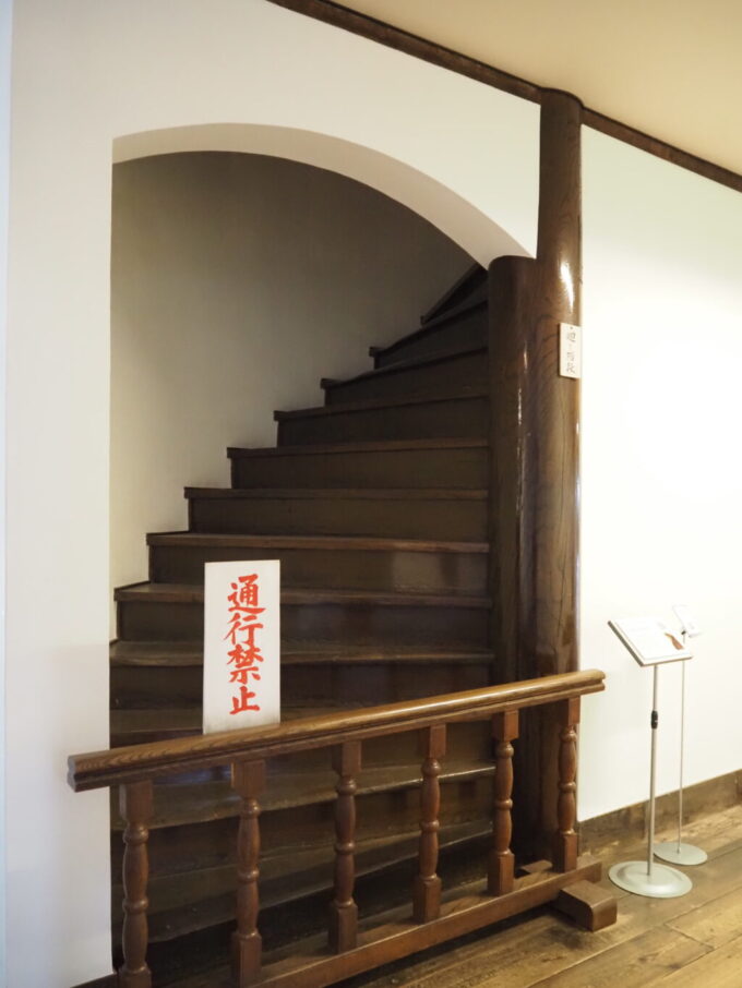 9月下旬涼やかな信州松本国宝旧開智学校廃仏毀釈により廃寺となった寺の建材を流用した丸太柱