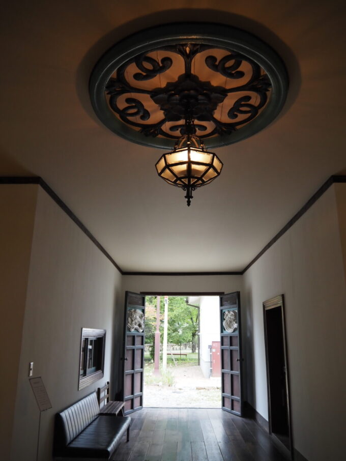 9月下旬涼やかな信州松本国宝旧開智学校艶やかな装飾の施された照明