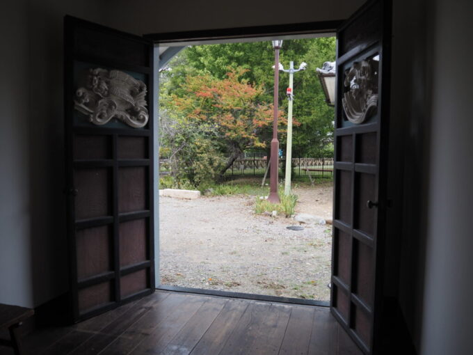 9月下旬涼やかな信州松本国宝旧開智学校和洋折衷の館内から色づきはじめの紅葉を眺める