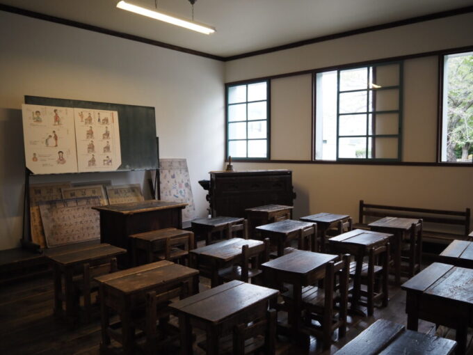 9月下旬涼やかな信州松本国宝旧開智学校往時の面影を感じさせる教場