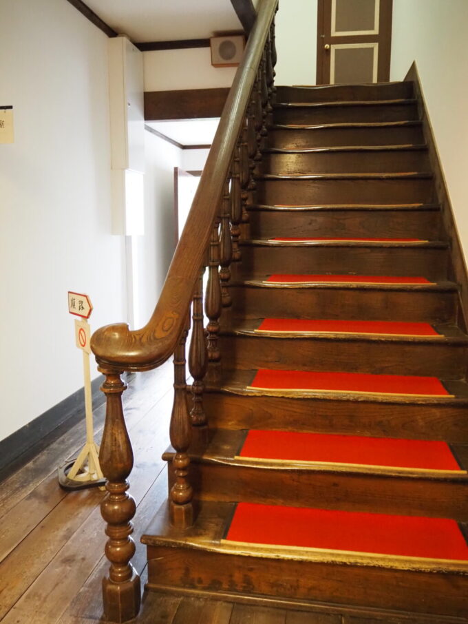 9月下旬涼やかな信州松本国宝旧開智学校歴史を感じさせるすり減った階段