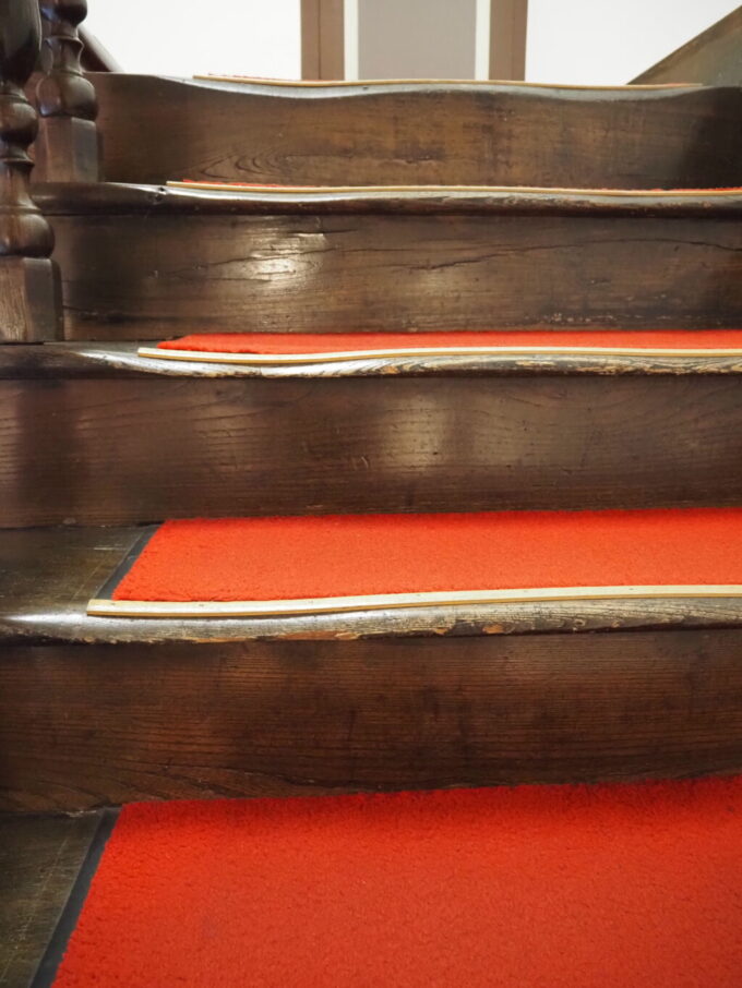 9月下旬涼やかな信州松本国宝旧開智学校幾多もの生徒が昇降しすり減った飴色の木の階段