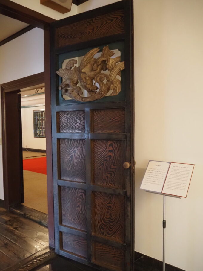 9月下旬涼やかな信州松本国宝旧開智学校廃寺となった浄林寺から転用した桟唐戸