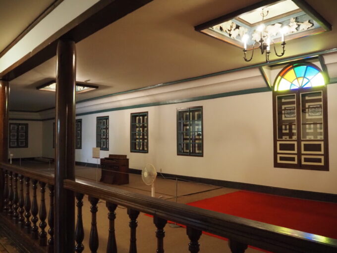 9月下旬涼やかな信州松本国宝旧開智学校荘厳な雰囲気に包まれる講堂