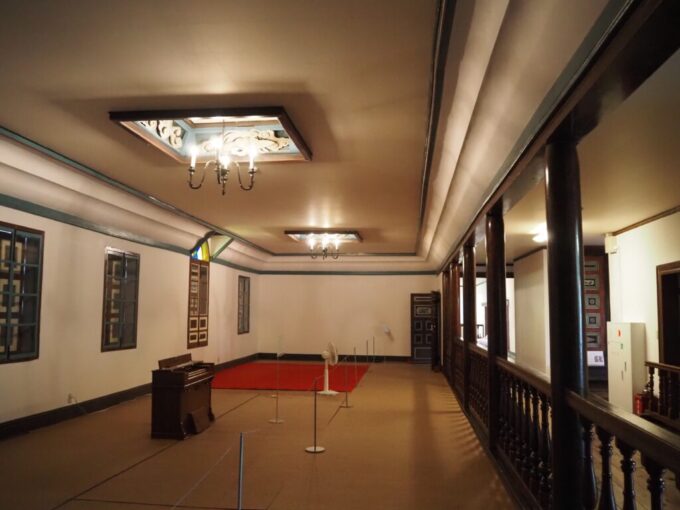 9月下旬涼やかな信州松本国宝旧開智学校和紙の重ね貼りでクロス貼りを再現した和紙天井、床には松本の伝統工芸みすず細工