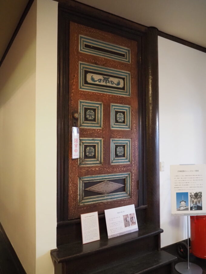 9月下旬涼やかな信州松本国宝旧開智学校洋風な装飾が施されたドアに閉ざされた塔屋への階段