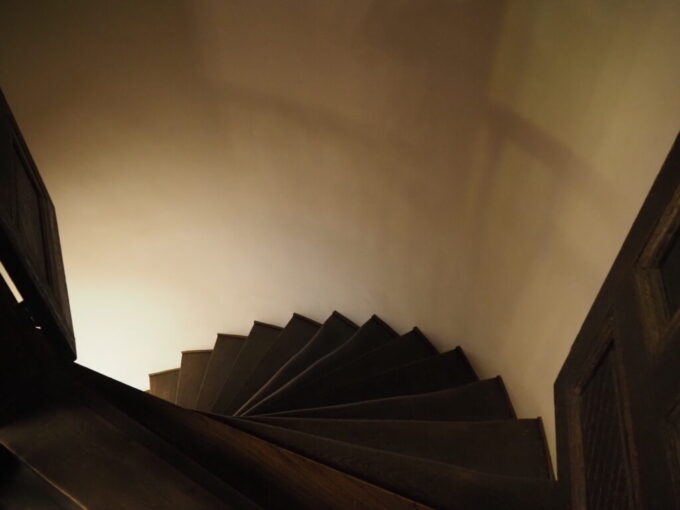 9月下旬涼やかな信州松本国宝旧開智学校急な廻り階段を上から覗く