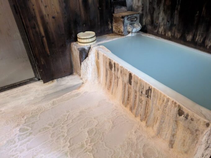 9月下旬涼やかな信州白骨温泉かつらの湯丸永旅館析出物で覆われた貸切風呂の芸術的な浴室