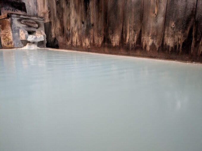 9月下旬涼やかな信州白骨温泉かつらの湯丸永旅館貸切風呂に満たされる小梨の湯源泉のうつくしい乳白の湯