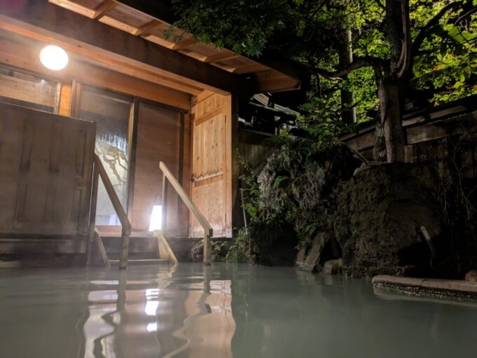 9月下旬涼やかな信州白骨温泉かつらの湯丸永旅館夜電灯に照らされ情緒を増す夜の露天風呂