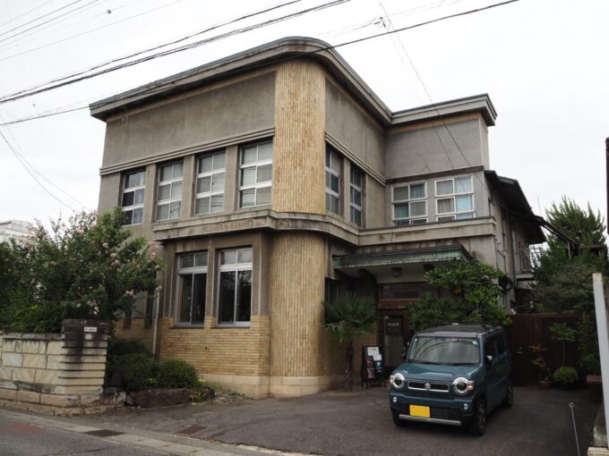 9月下旬涼やかな信州松本お堀端の通り沿いに建つ旧産婦人科医院の渋い建物