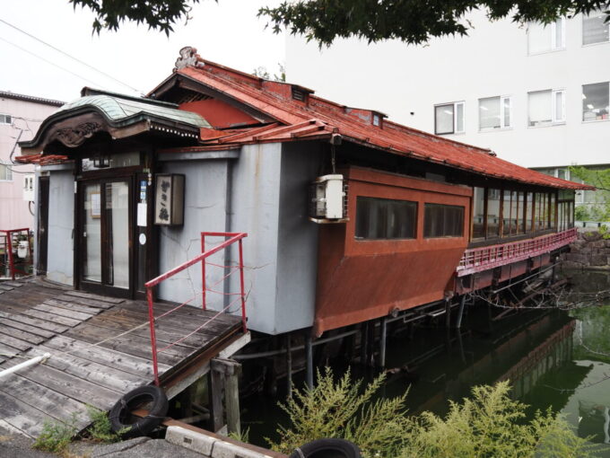 9月下旬涼やかな信州松本総堀に浮かぶように建つかき船