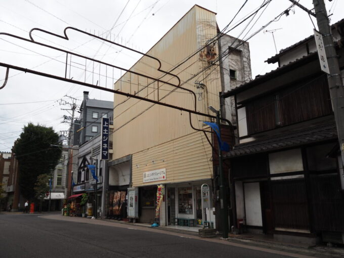 9月下旬涼やかな信州松本上土シネマのレトロな建物と通りの看板が掲げられていたであろう跡
