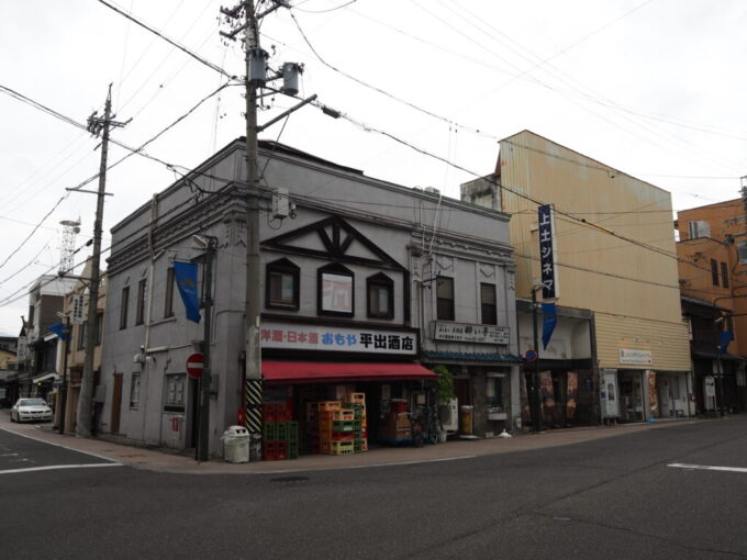 9月下旬涼やかな信州松本上土の居酒屋スタンディングバー酒屋が入る昭和初期のモダンな建物