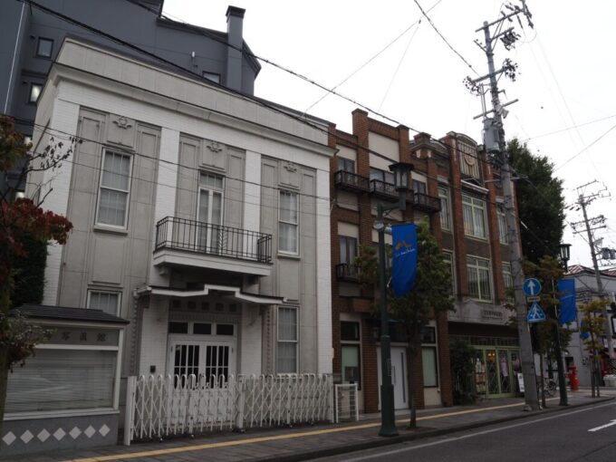 9月下旬涼やかな信州松本上土通りにレトロ感を演出する松本市下町会館と白鳥写真館