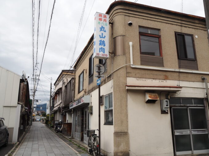9月下旬涼やかな信州松本渋い佇まいの丸山鶏肉店の瀟洒な建物