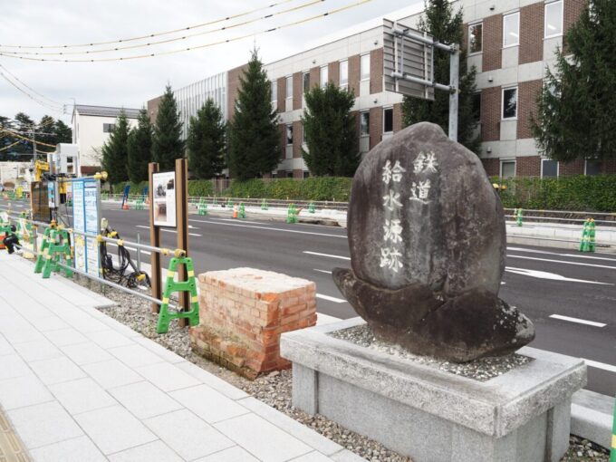 9月下旬涼やかな信州松本拡幅された県道に移設された鉄道給水源跡の煉瓦積みの壁