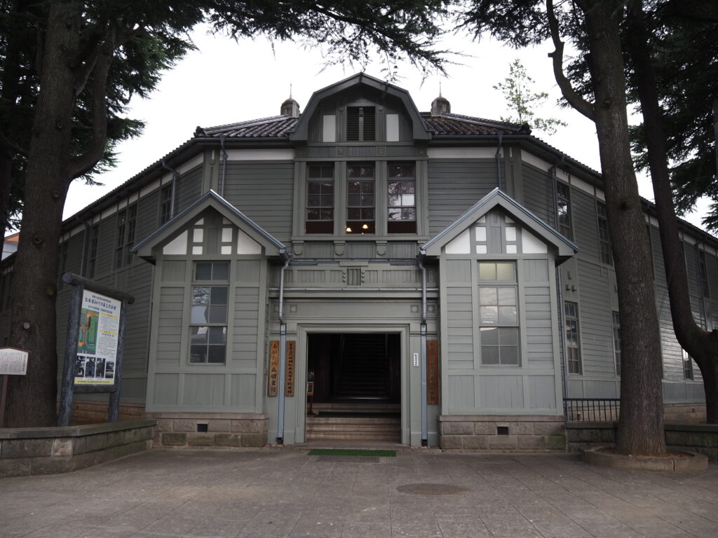 9月下旬涼やかな信州松本あがたの森公園旧松本高等学校本館