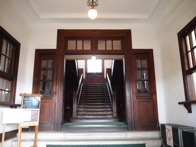 9月下旬涼やかな信州松本あがたの森公園旧松本高等学校本館の重厚な玄関