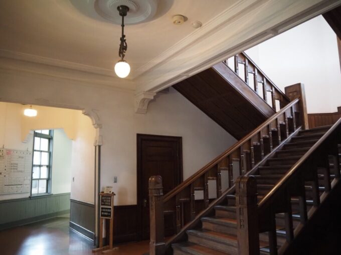 9月下旬涼やかな信州松本あがたの森公園旧松本高等学校本館重厚感あふれる玄関ホール