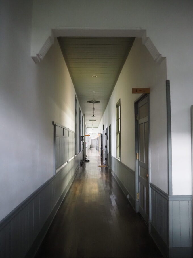 9月下旬涼やかな信州松本あがたの森公園旧松本高等学校本館往時の面影を感じさせる廊下