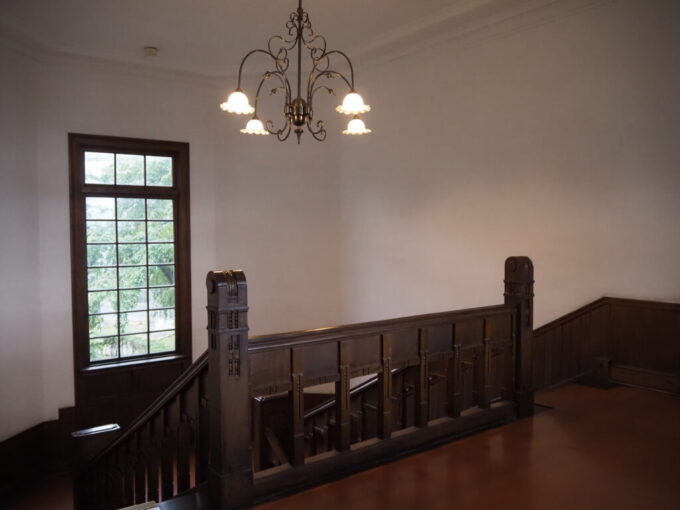 9月下旬涼やかな信州松本あがたの森公園旧松本高等学校本館経てきた時代を感じさせる重厚な階段ホール