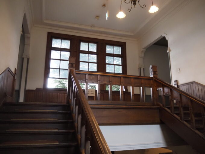 9月下旬涼やかな信州松本あがたの森公園旧松本高等学校本館直線美にちょっとした曲線のうつくしさが映える階段