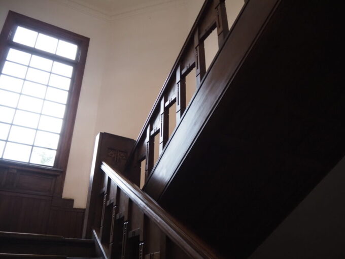 9月下旬涼やかな信州松本あがたの森公園旧松本高等学校本館あめ色に鈍く輝く階段