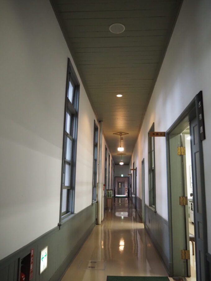 9月下旬涼やかな信州松本あがたの森公園旧松本高等学校本館天井の高い荘厳な廊下