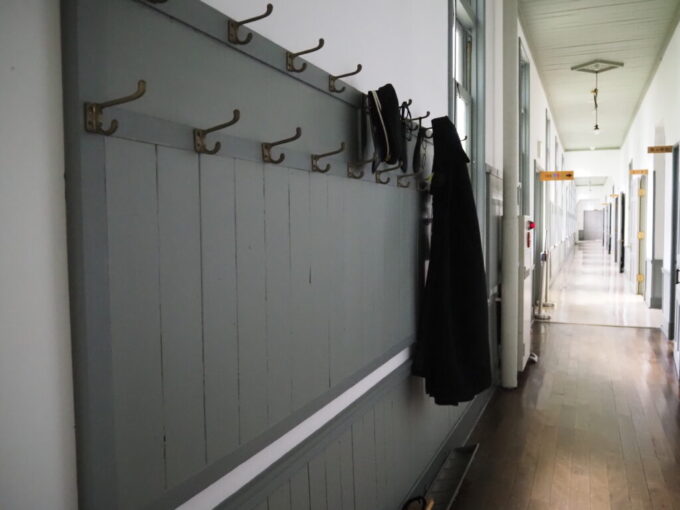 9月下旬涼やかな信州松本あがたの森公園旧松本高等学校本館往時の面影を感じさせる廊下にかけられた外套