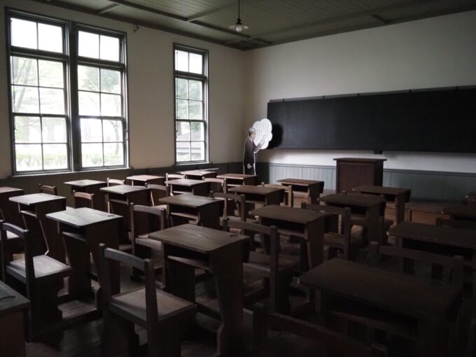 9月下旬涼やかな信州松本あがたの森公園旧松本高等学校本館往時の面影を感じさせる復元された教室