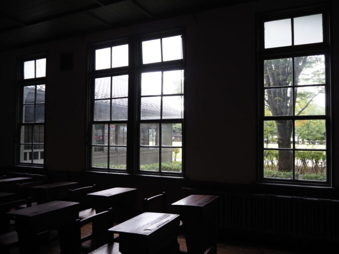 9月下旬涼やかな信州松本あがたの森公園旧松本高等学校本館往時の面影を感じさせる復元された教室の窓から眺めるほんのり秋色に染まり始める木々