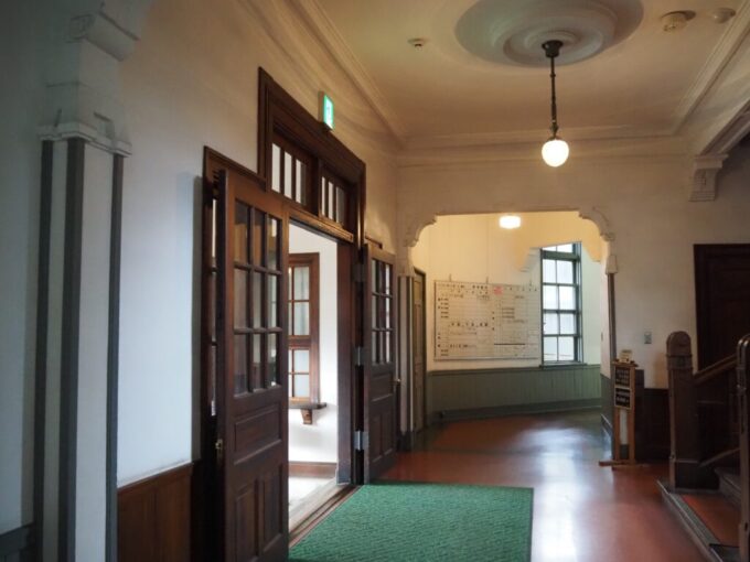 9月下旬涼やかな信州松本あがたの森公園旧松本高等学校本館木のぬくもり溢れる玄関ホール