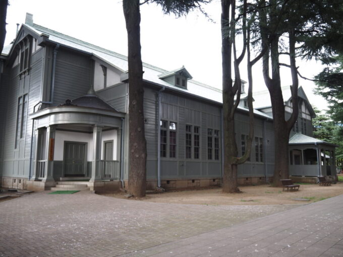 9月下旬涼やかな信州松本あがたの森公園旧松本高等学校講堂玄関