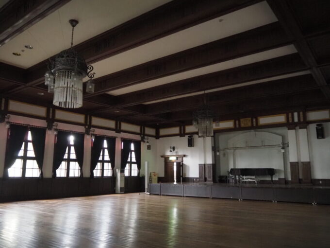 9月下旬涼やかな信州松本あがたの森公園旧松本高等学校講堂荘厳な雰囲気に包まれるホール