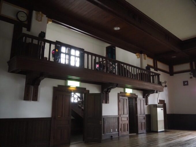 9月下旬涼やかな信州松本あがたの森公園旧松本高等学校講堂荘厳な雰囲気に包まれるホール2階へと上がる扉