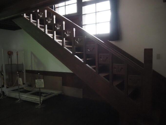 9月下旬涼やかな信州松本あがたの森公園旧松本高等学校講堂荘厳な雰囲気に包まれるホール2階へと上がる階段