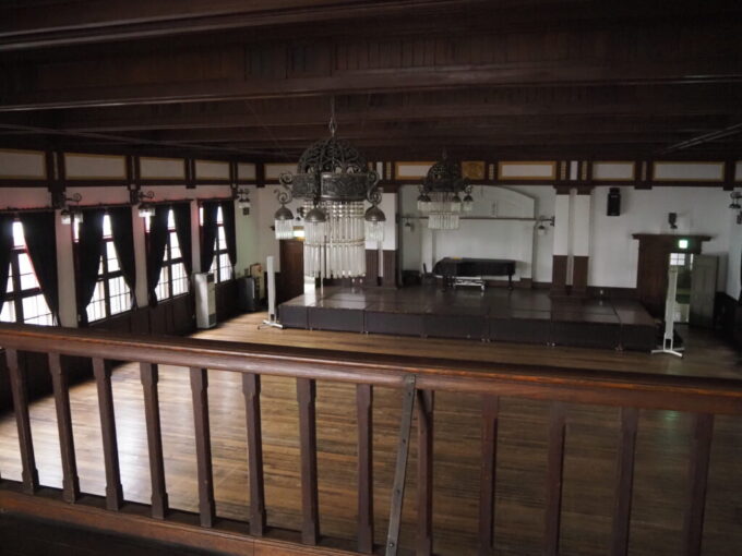 9月下旬涼やかな信州松本あがたの森公園旧松本高等学校講堂荘厳な雰囲気に包まれるホール2階から眺める見事なシャンデリア