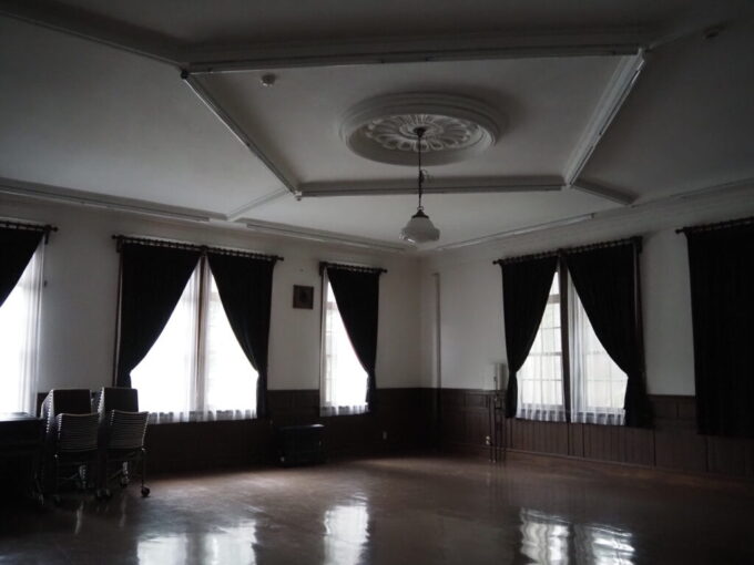 9月下旬涼やかな信州松本あがたの森公園旧松本高等学校講堂荘厳な雰囲気の会議室