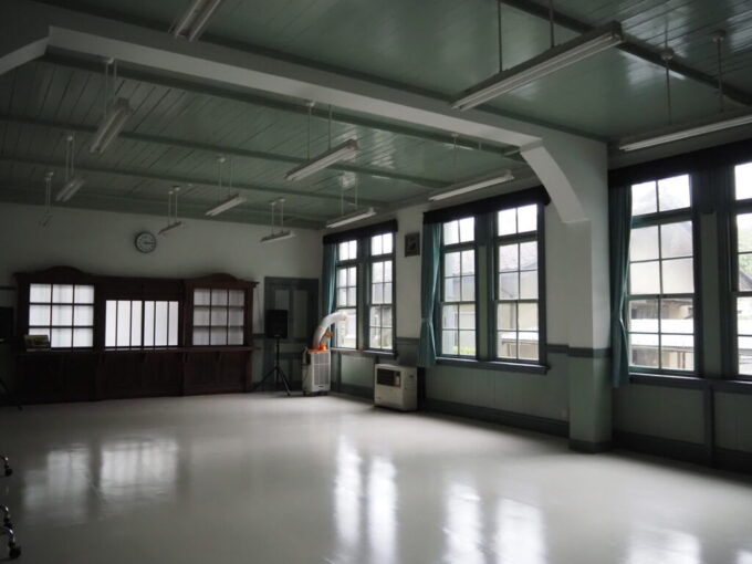 9月下旬涼やかな信州松本あがたの森公園旧松本高等学校講堂歴史を感じさせる第一会議室