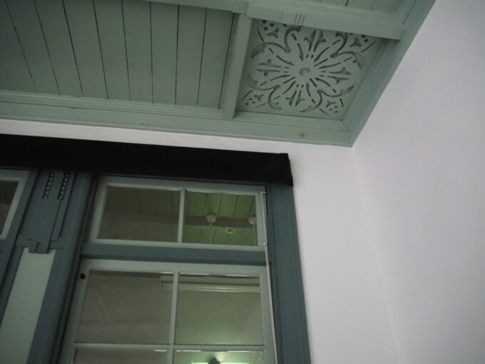 9月下旬涼やかな信州松本あがたの森公園旧松本高等学校講堂歴史を感じさせる第一会議室天井に施されたうつくしい装飾