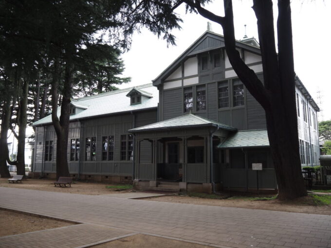 9月下旬涼やかな信州松本あがたの森公園旧松本高等学校講堂