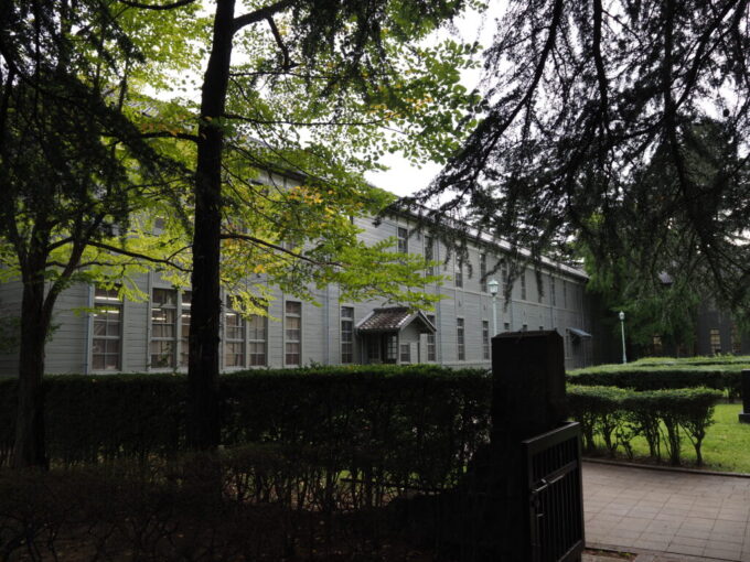 9月下旬涼やかな信州松本あがたの森公園色づきはじめの木と渋い本館の共演