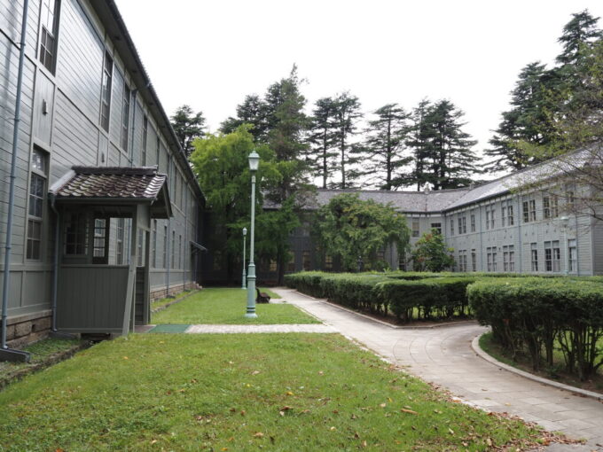 9月下旬涼やかな信州松本あがたの森公園板張りの壁に縦長の窓、瓦屋根といった和洋折衷の旧松本高等学校本館