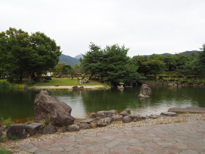 9月下旬涼やかな信州松本あがたの森公園の池